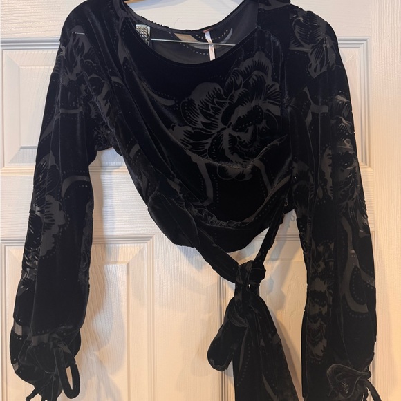 Free People Cropped Black Velvet Women's Top - Picture 2 of 2